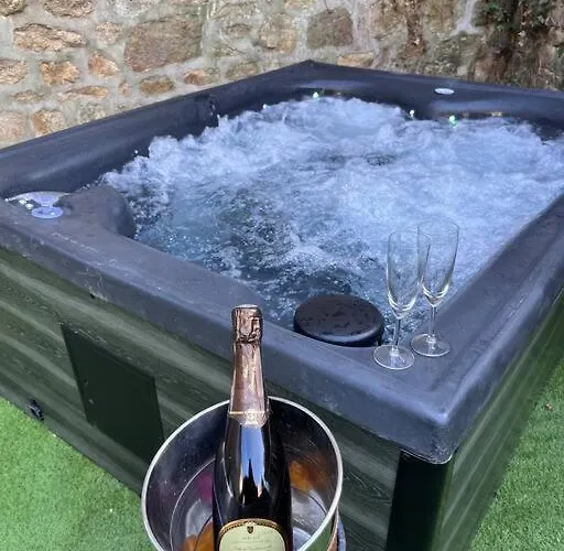 Beau Loft Proche Mont Saint Michel Jaccuzi Illimite En Plein Centre אברנשה